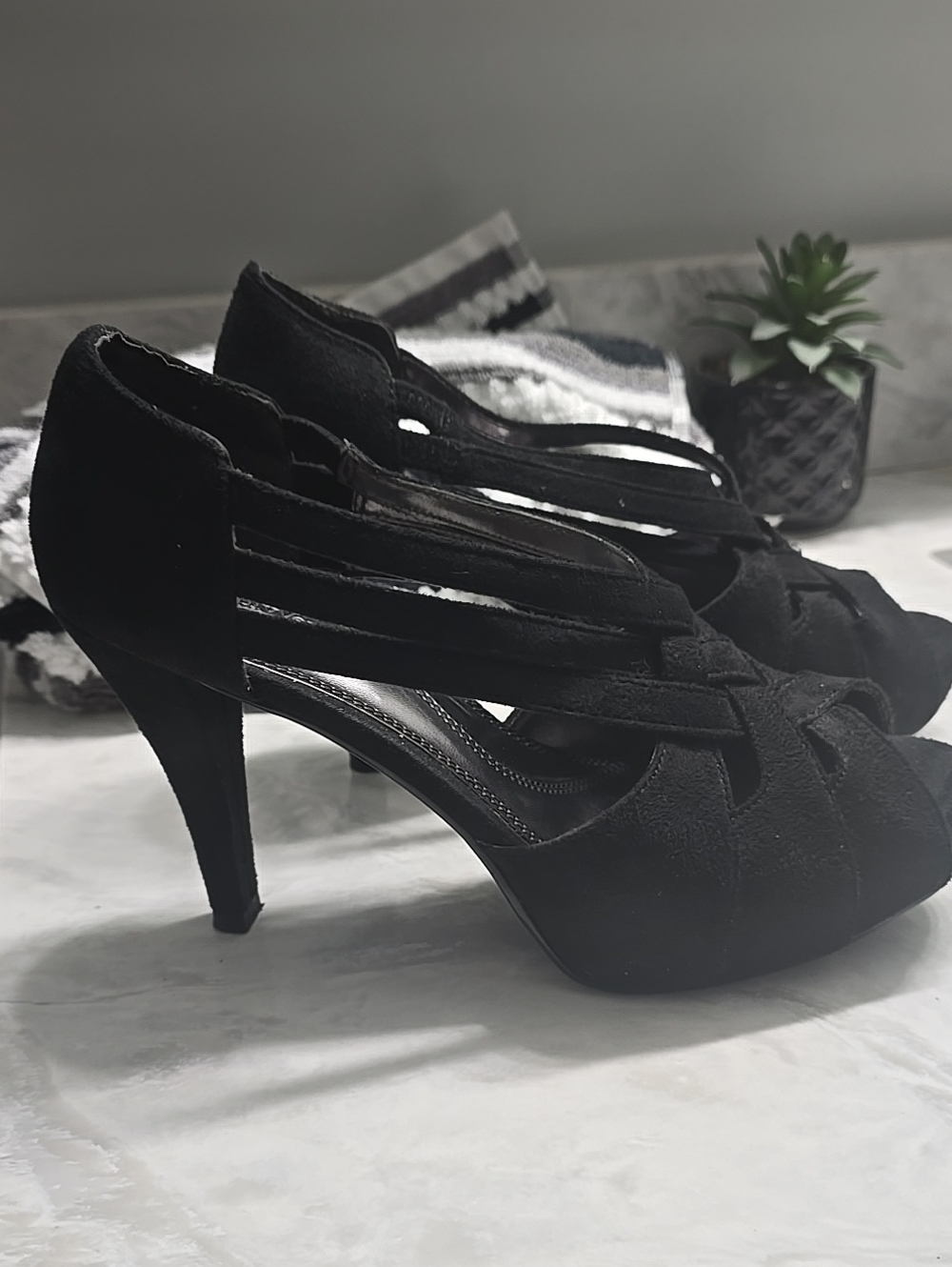 Simply Vera Women's Black Strappy Suede High Heels Size 7